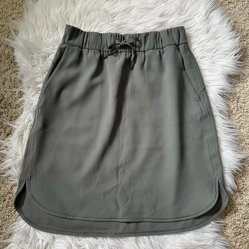 {Lululemon} On The Fly Skirt Woven in Grey Sage - Womens 6